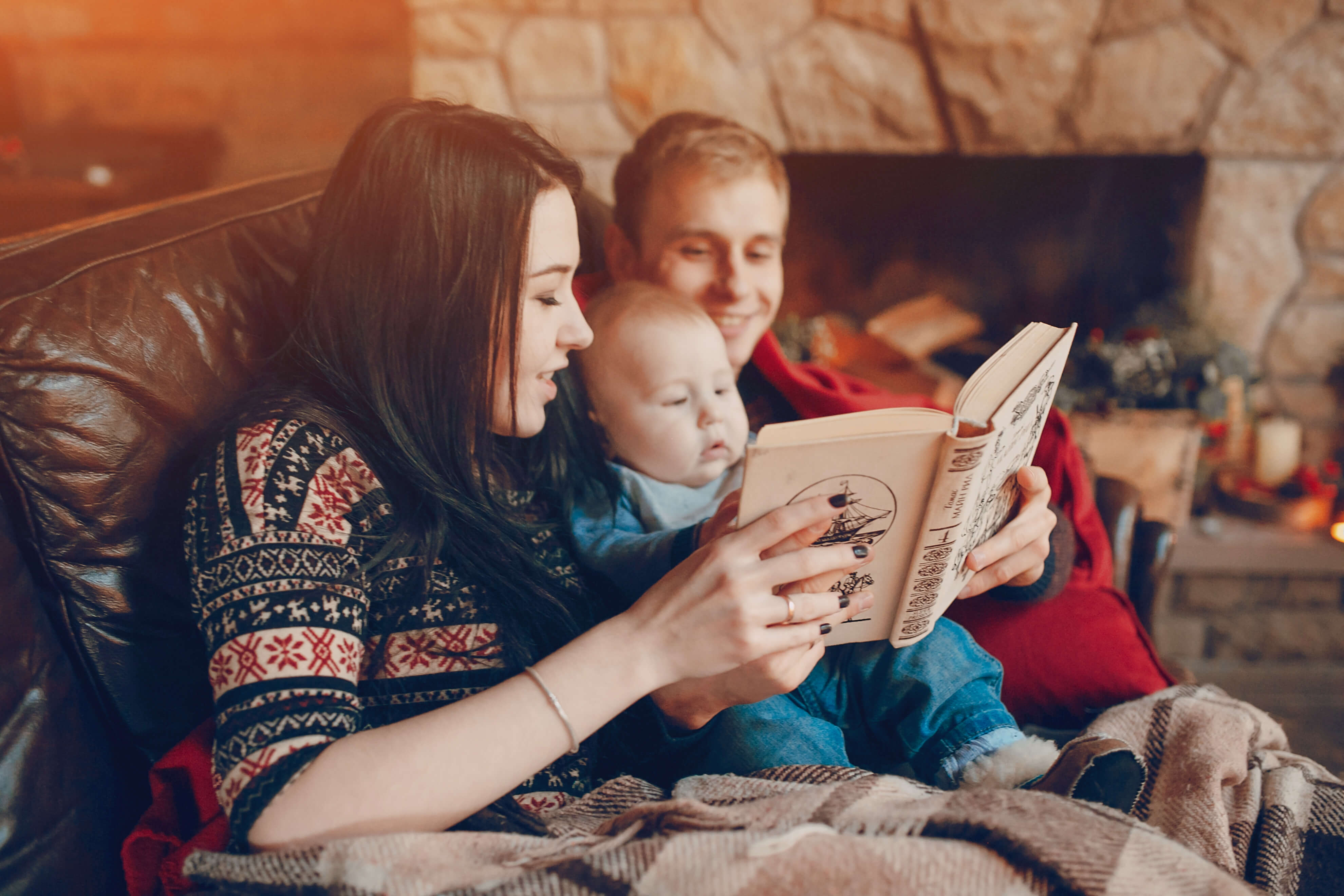 Читаем сказку семьей. Чтение книг детям. Чтение в семье. Чтение книг семьей. Чтение сказок.